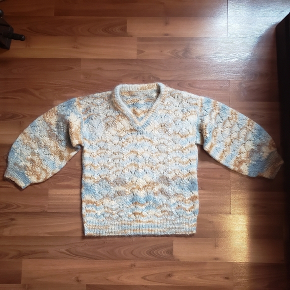 Handmade women's wool knit V-neck ballon sleeves sweater - Picture 3 of 12